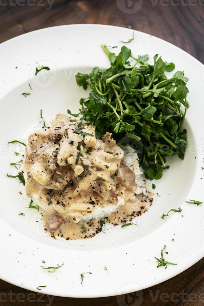 varkensvlees stroganoff met champignonroom en paprikasaus gastronomische maaltijd foto