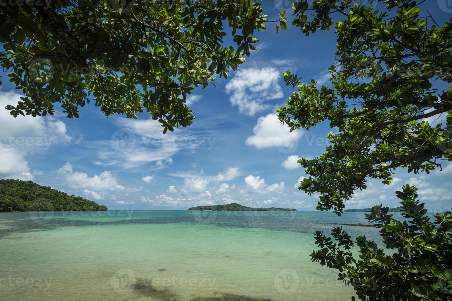 uitzicht op het strand aan de zuidkust van het eiland koh ta kiev in de buurt van sihanoukville cambodja foto