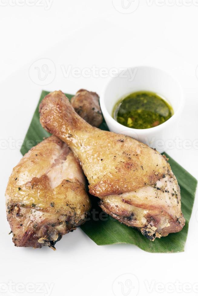 gebraden kip drumsticks voorgerecht met pittige Thaise groene chilisaus op witte plaat foto