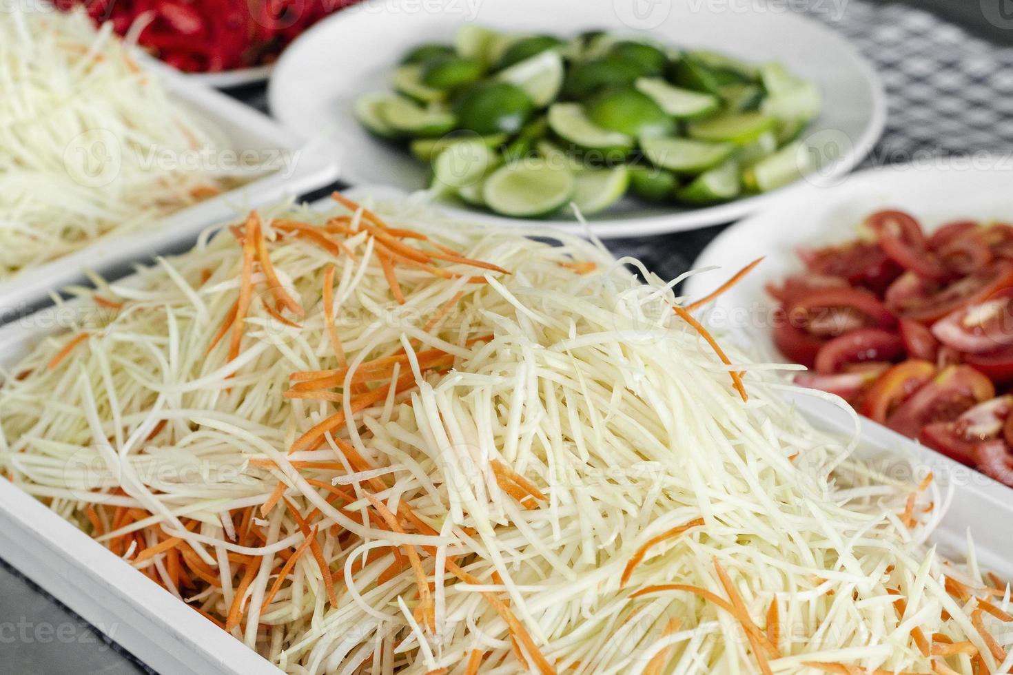 thaise som tam papaya salade ingrediënten bij catering buffet voorbereiding tafel station in thailand foto