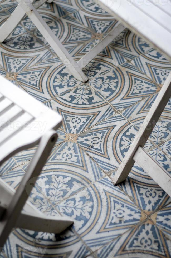 traditioneel ontwerp oud rustiek vloertegels detail in het café van Sevilla, Andalusië foto