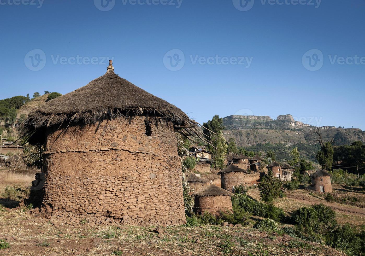 weergave van traditionele ronde Ethiopische tukul-huizen in het hadish adi-dorp Lalibela, Ethiopië foto