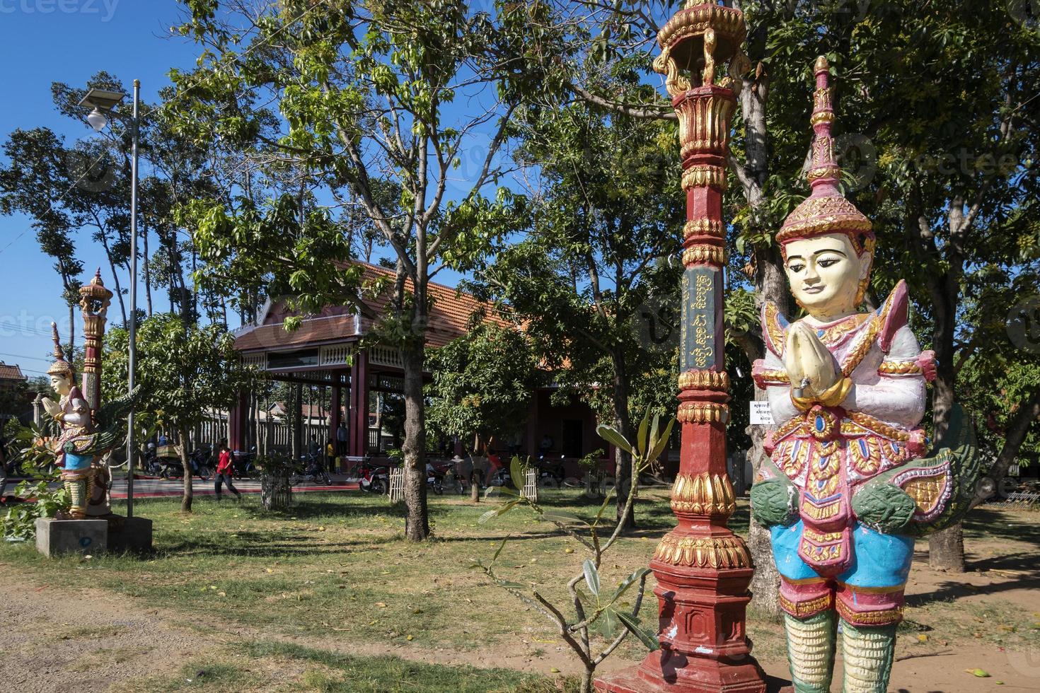 boeddhistisch religieus khmer-standbeeld buiten bij wat svay andet unesco lakhon khol erfgoedtempel in de provincie kandal, cambodja foto