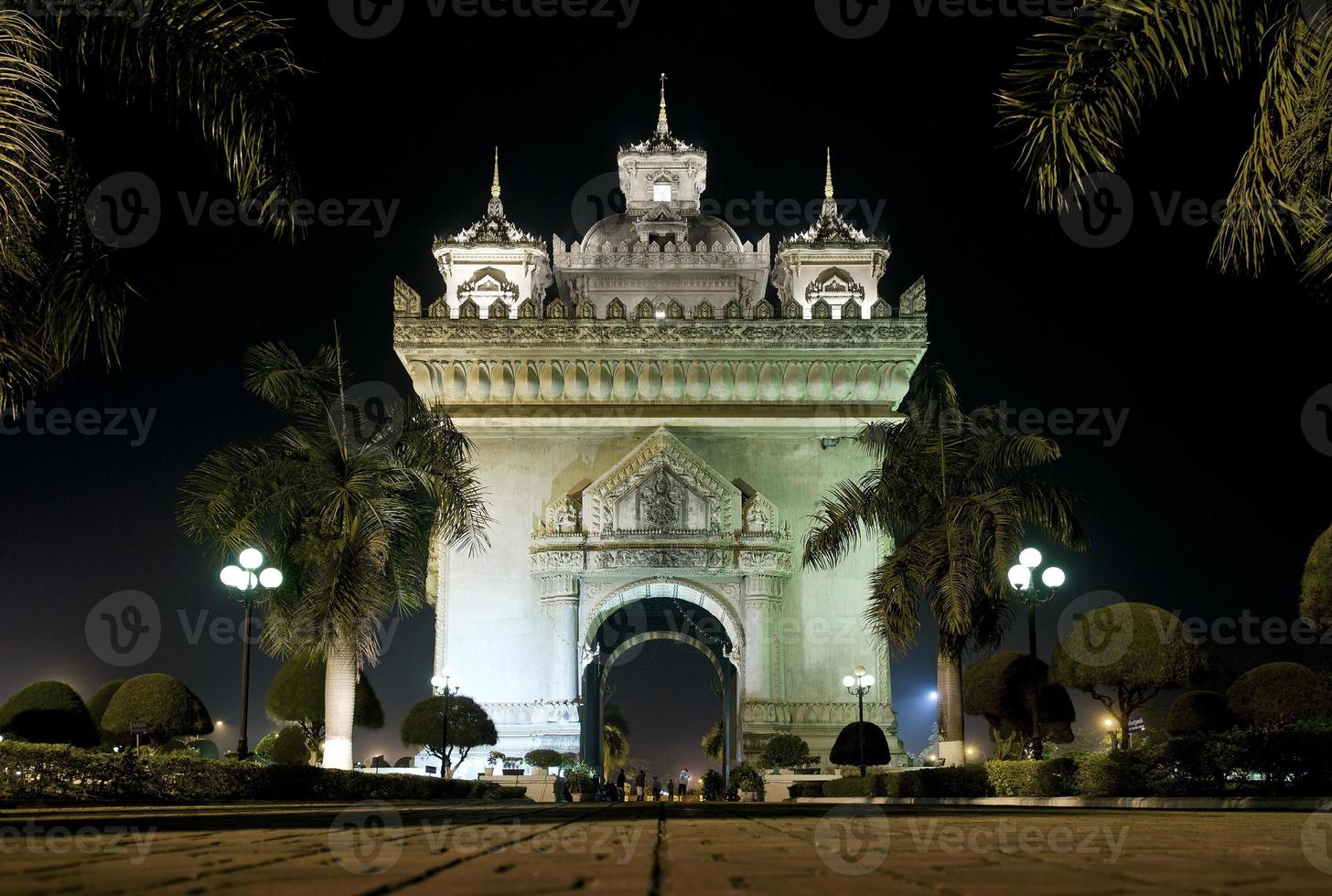 patuxai boog onafhankelijkheid monument mijlpaal in vientiane stad laos 's nachts foto