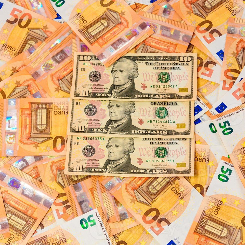 textuur van geld van dollars en euro's, tien dollar en vijftig euro. foto