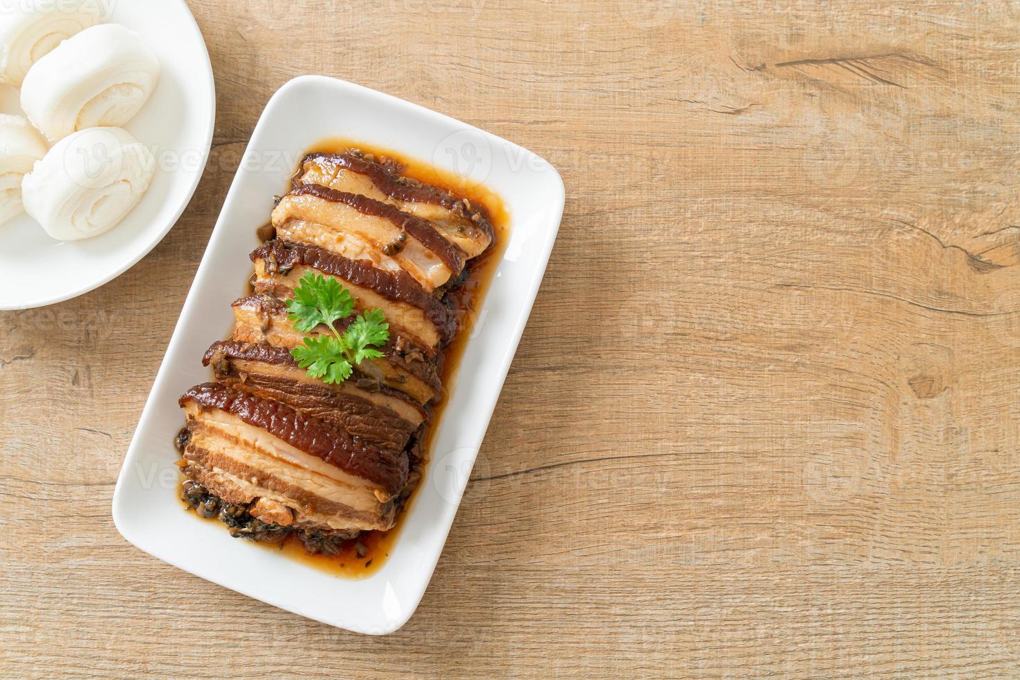 stoombuikvarkensvlees met mosterdblokjesrecepten of mei cai kou rou foto