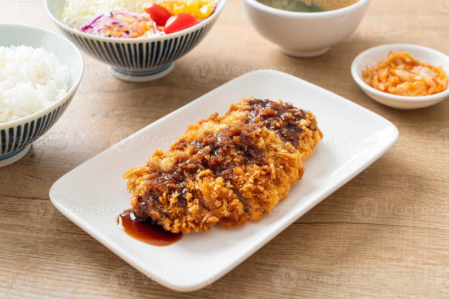 tonkatsu - japanse varkenskotelet gefrituurd met rijstset foto