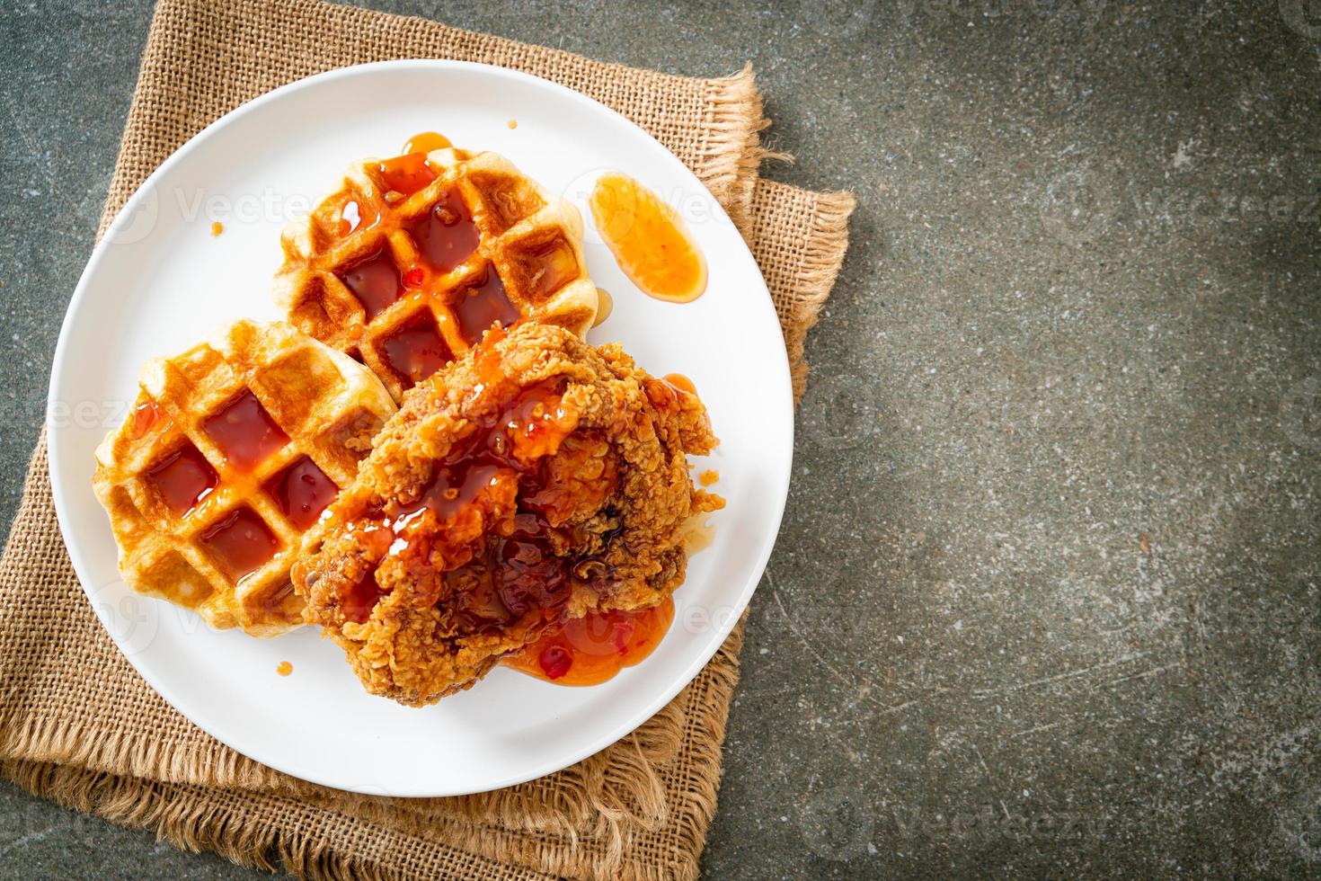 huisgemaakte gebakken kip met wafel en pikante saus foto