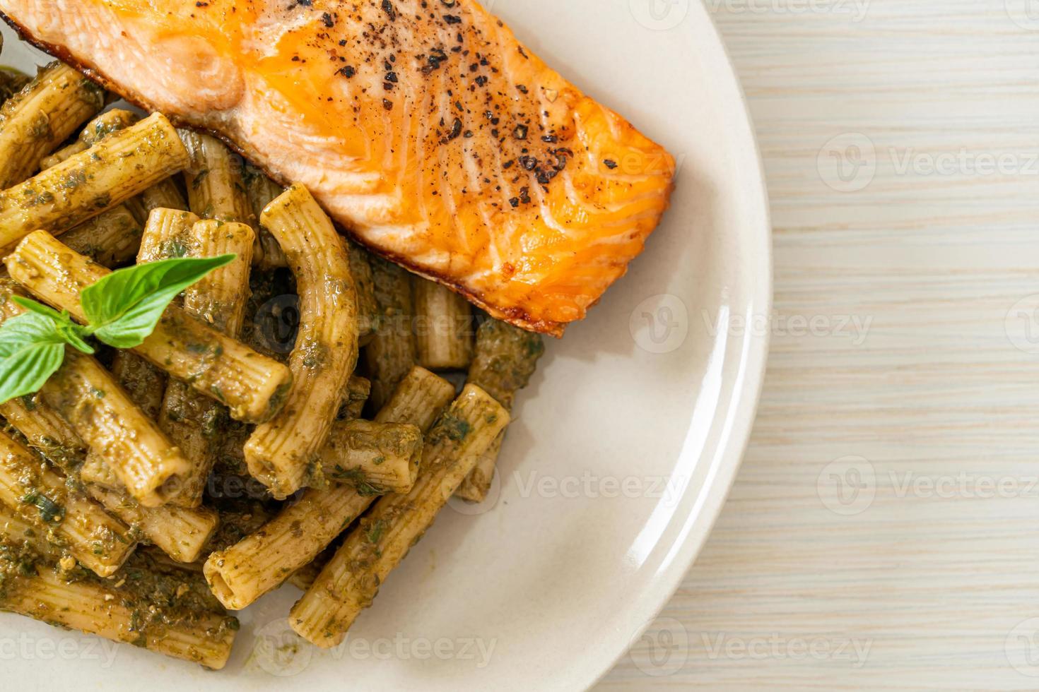 pesto quadrotto penne pasta met gegrilde zalmfilet steak foto