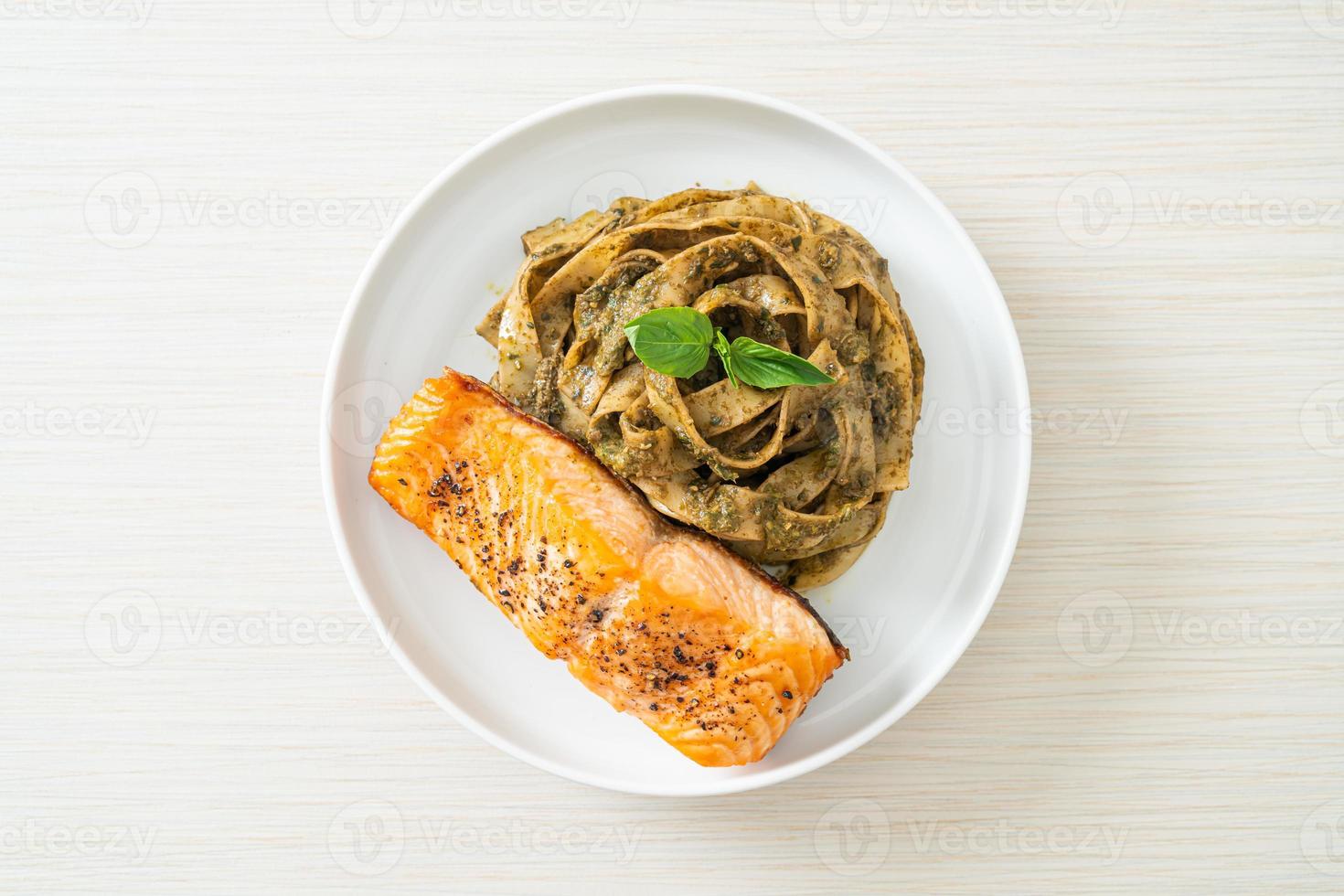 huisgemaakte pesto fettuccine spaghetti pasta met gegrilde zalmfilet foto