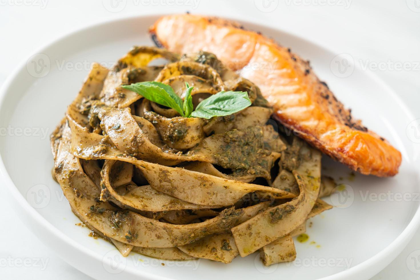 huisgemaakte pesto fettuccine spaghetti pasta met gegrilde zalmfilet foto