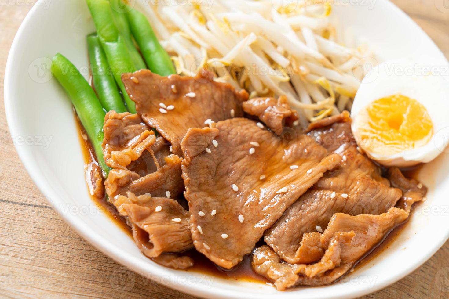 roerbak teriyaki varkensvlees met sesamzaadjes, mung taugé, gekookt ei en rijst set - japans eten stijl foto