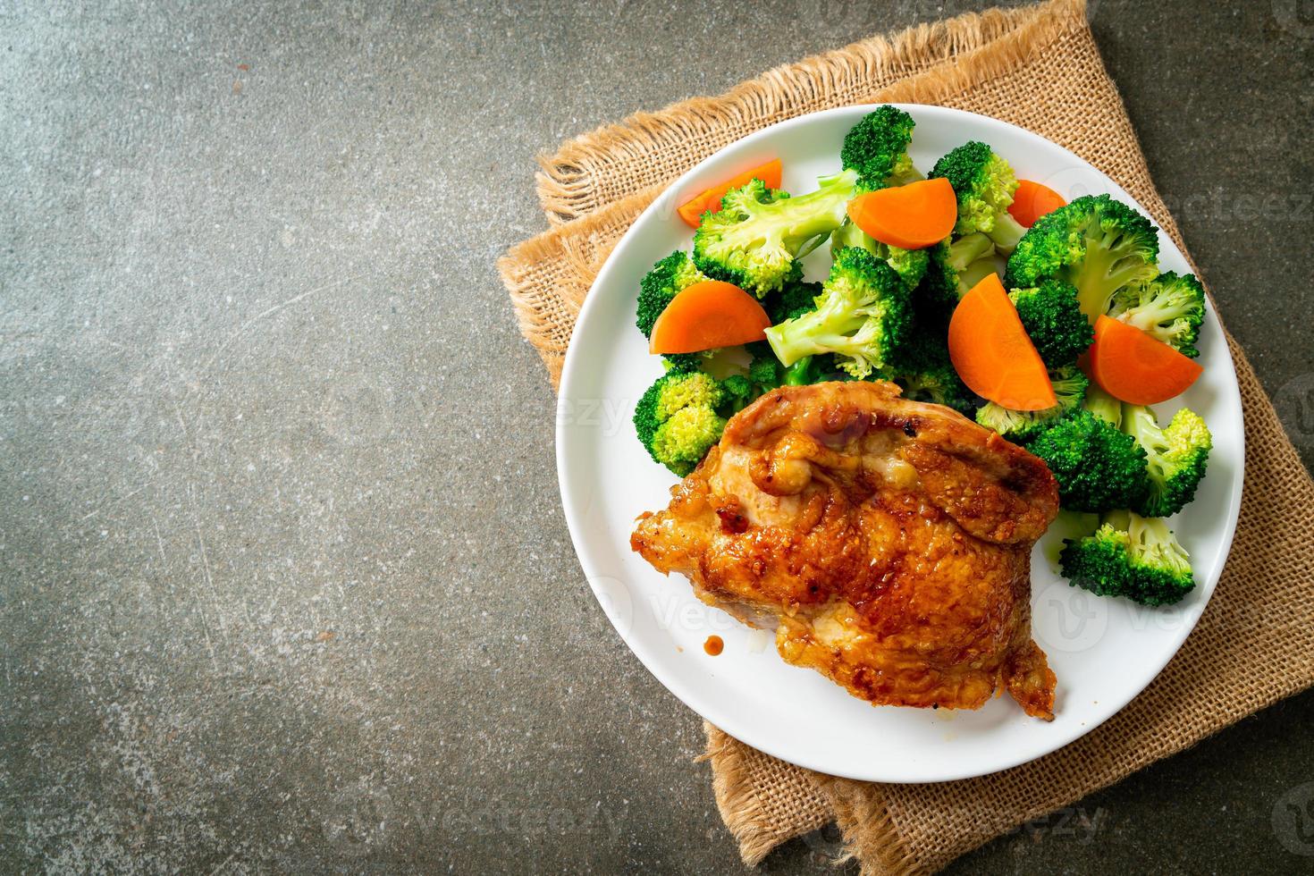 kip teriyaki steak met broccoli en wortel foto