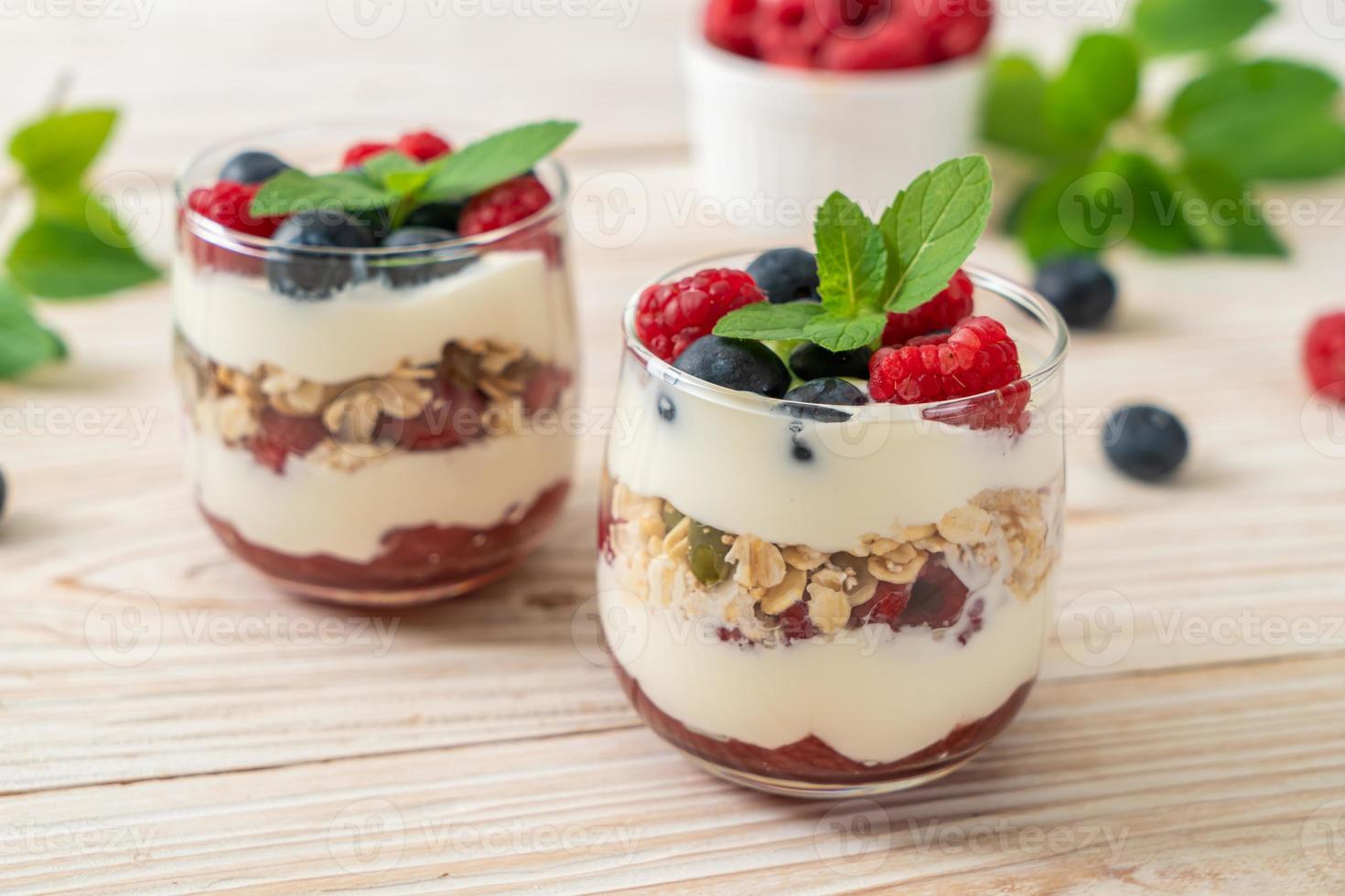 zelfgemaakte framboos en bosbes met yoghurt en granola - gezonde voedingsstijl foto