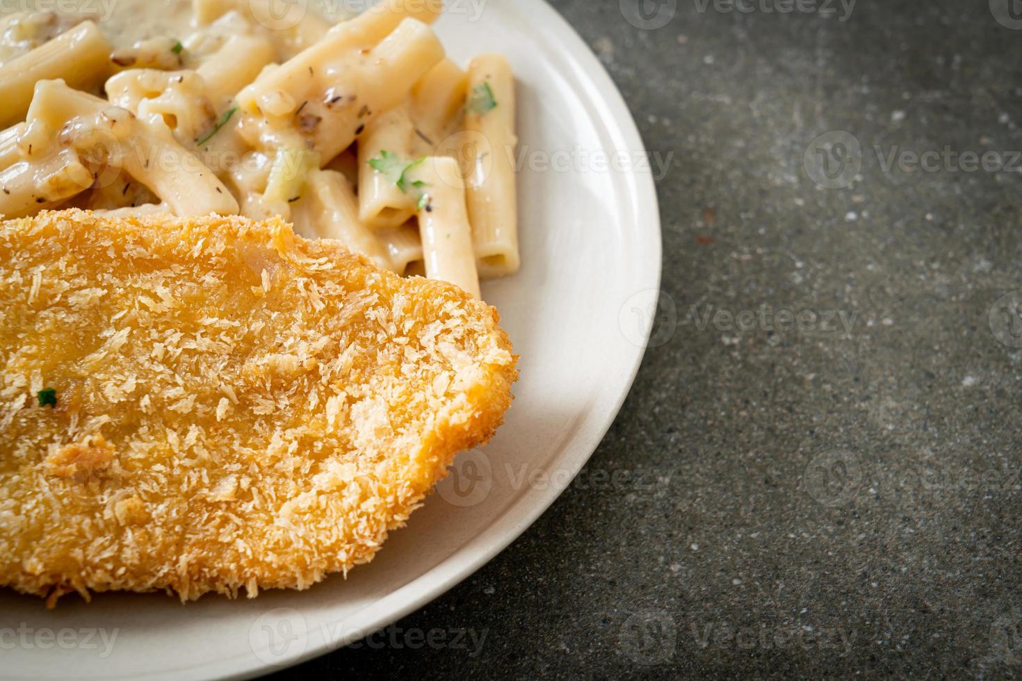 huisgemaakte quadrotto penne pasta witte roomsaus met gebakken vis foto