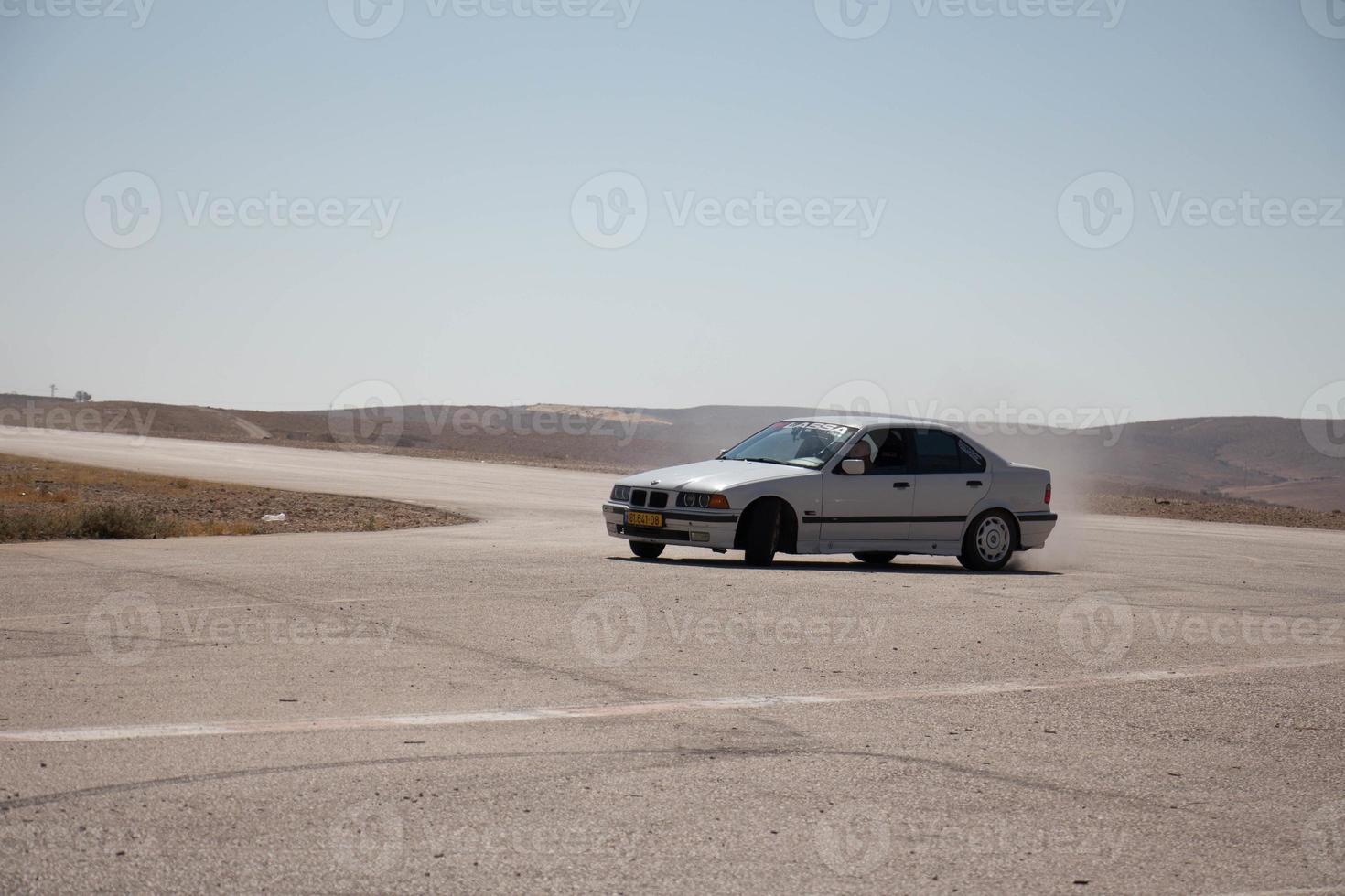 auto's op het circuit en op de wegen van de woestijn foto