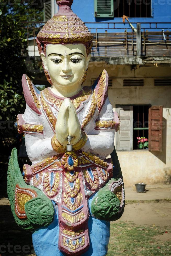 boeddhistisch religieus standbeeld bij pagode in Cambodja foto