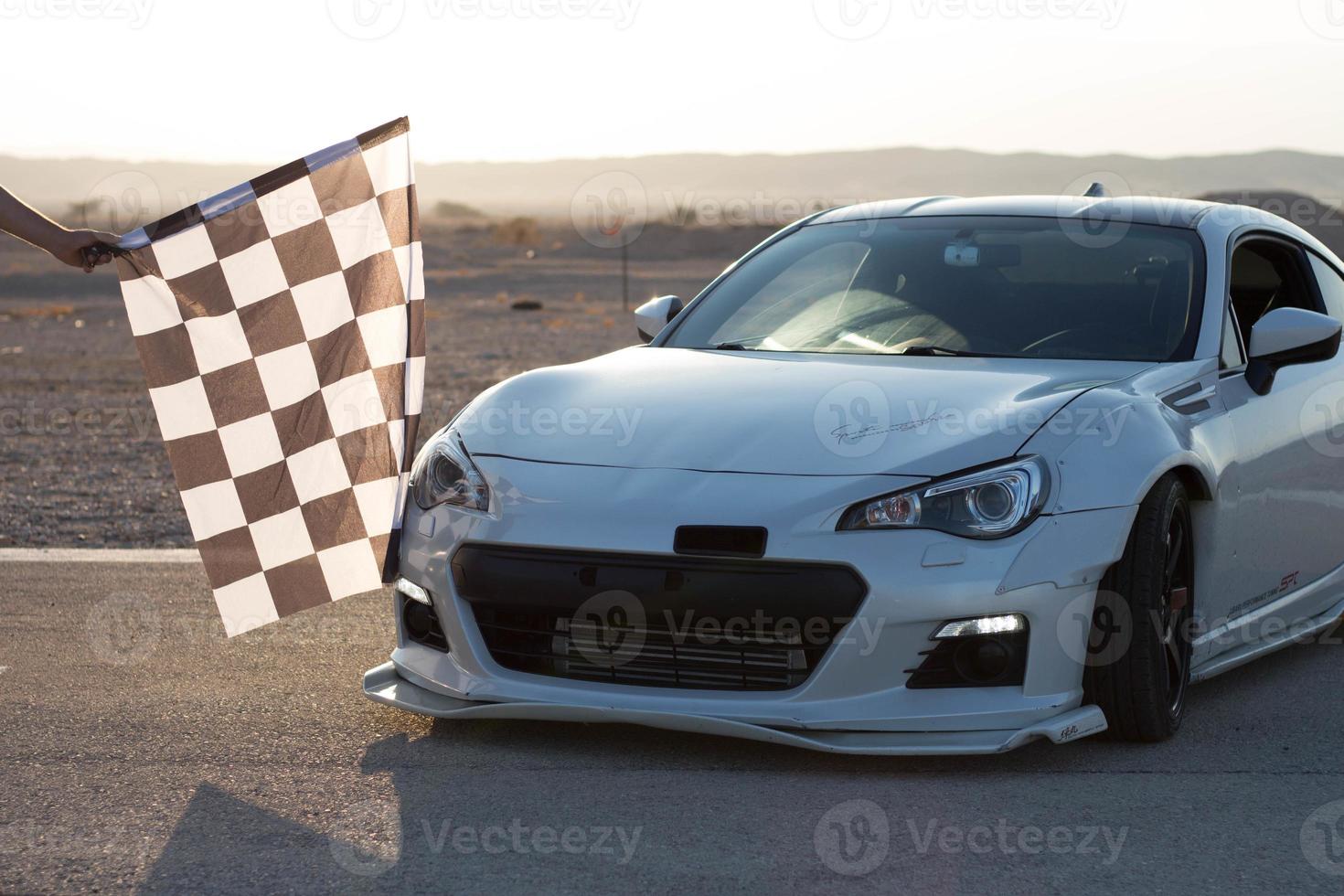 auto's op het circuit en op de wegen van de woestijn foto