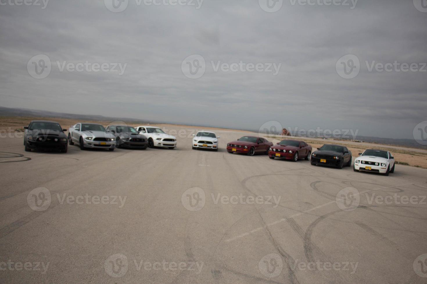 auto's op het circuit en op de wegen van de woestijn foto