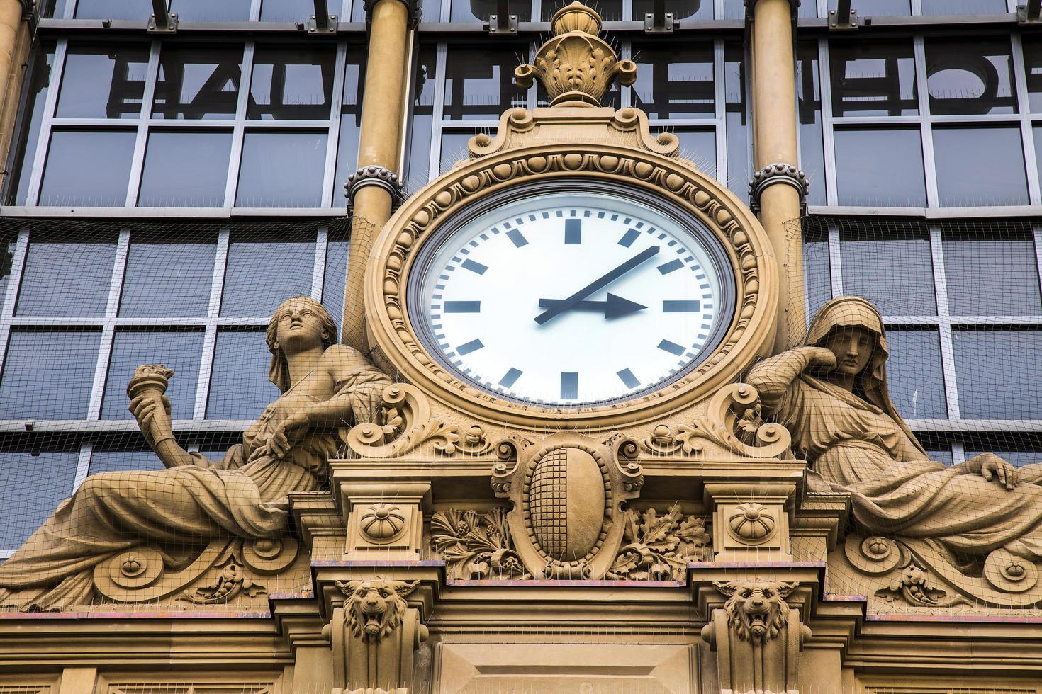 oude grote klok in het hoofdstationgebouw van de metro van frankfurt foto