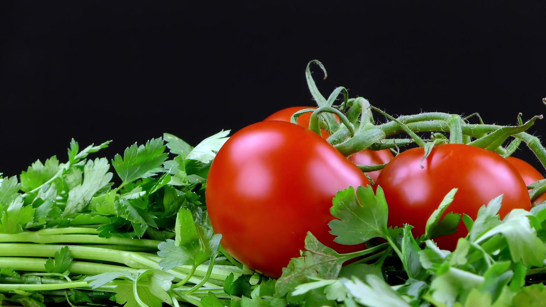 biologische gezonde peterselie en tomaat groente foto