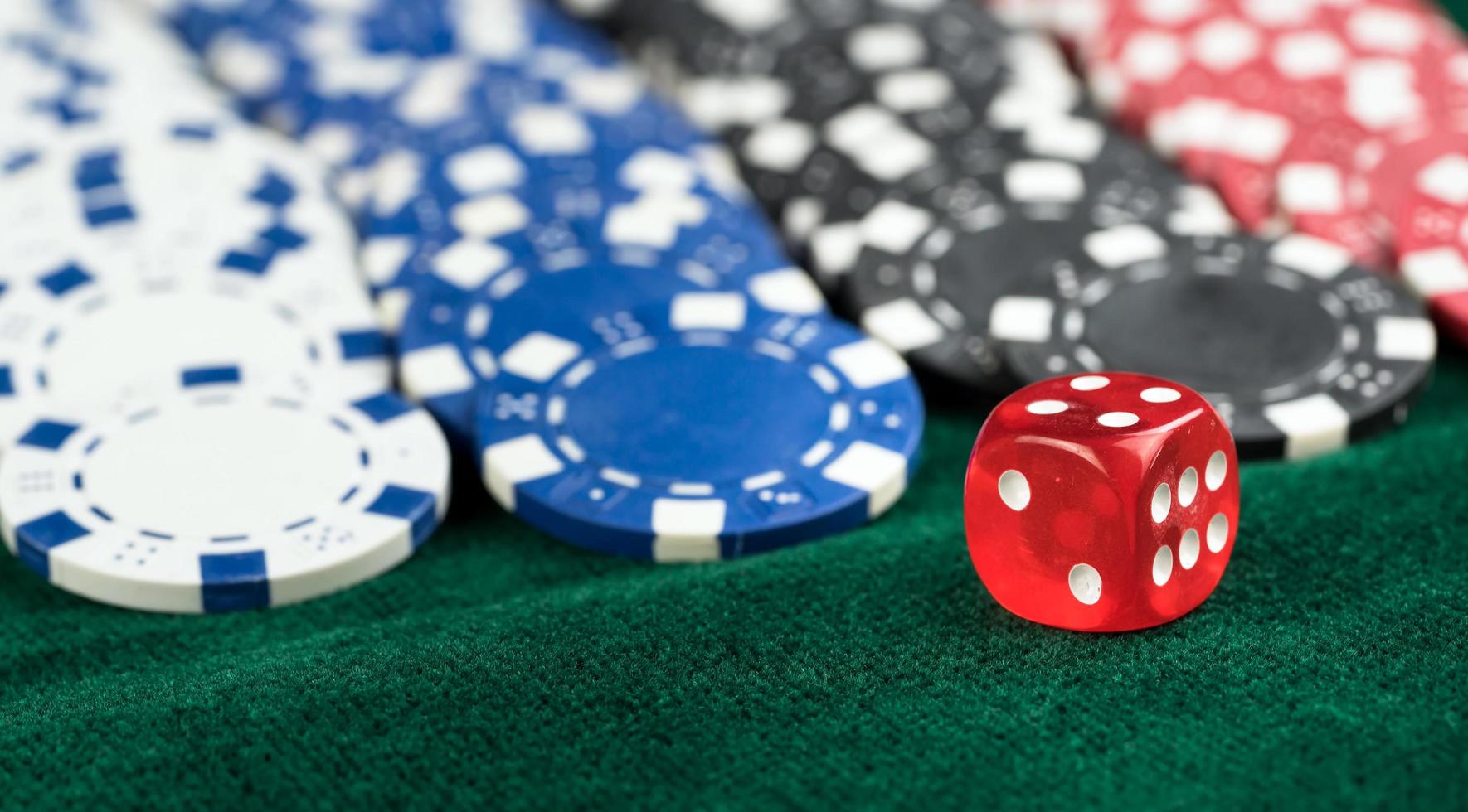 rode dobbelstenen en casinogeldmunten gokken foto