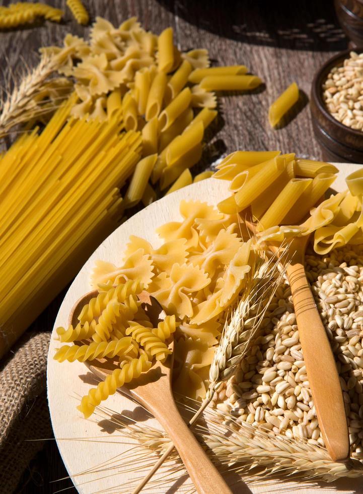 italiaanse ongekookte macaroni pasta foto