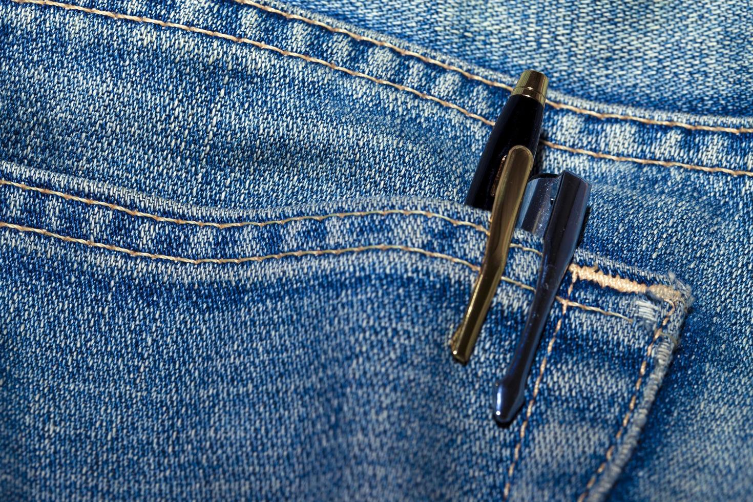 jeansbroek met een pen op een zak foto