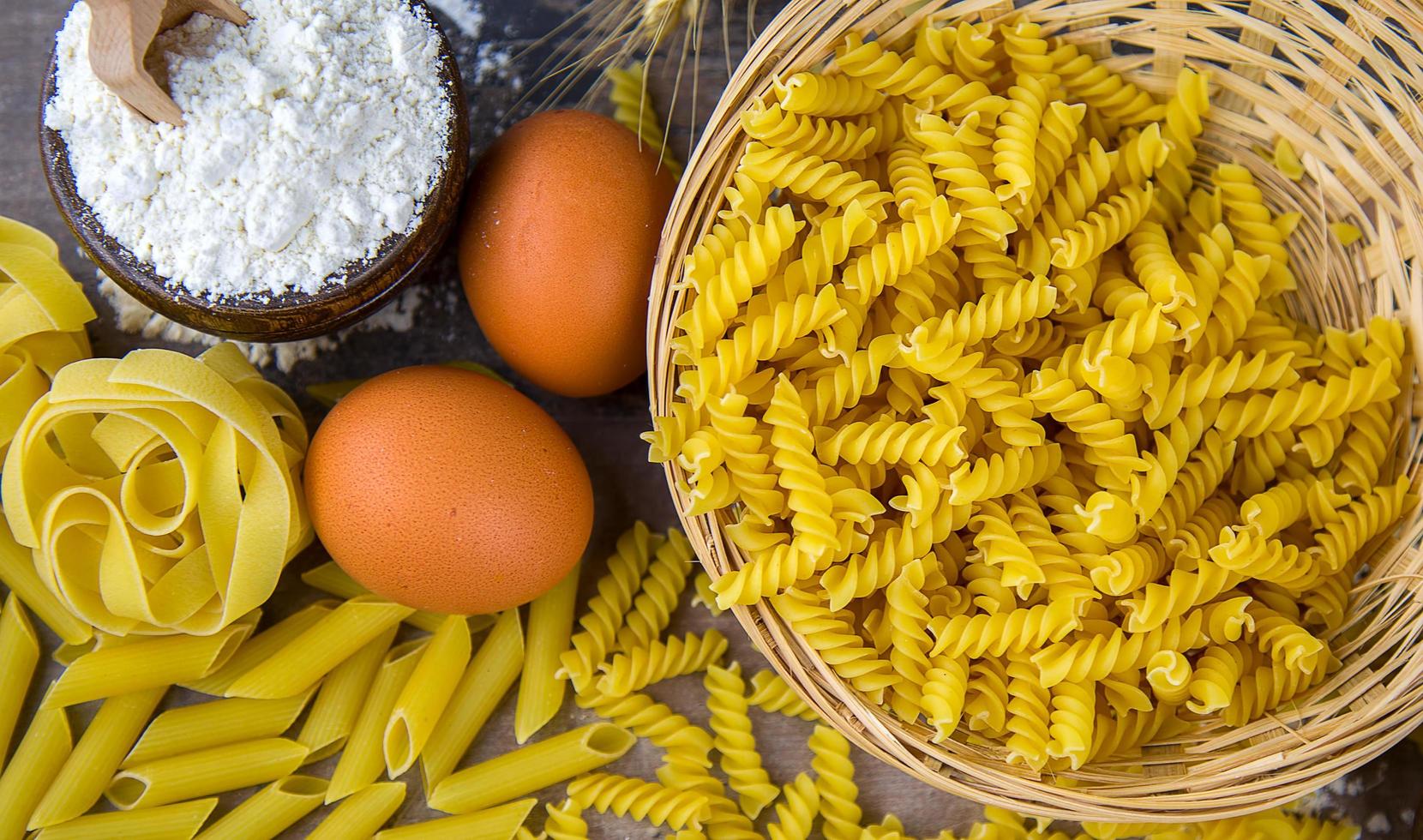 italiaanse ongekookte macaroni pasta foto