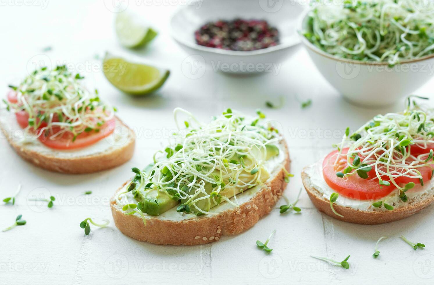 gezond aan het eten. boterhammen met tomaten, avocado en microgroenten. foto