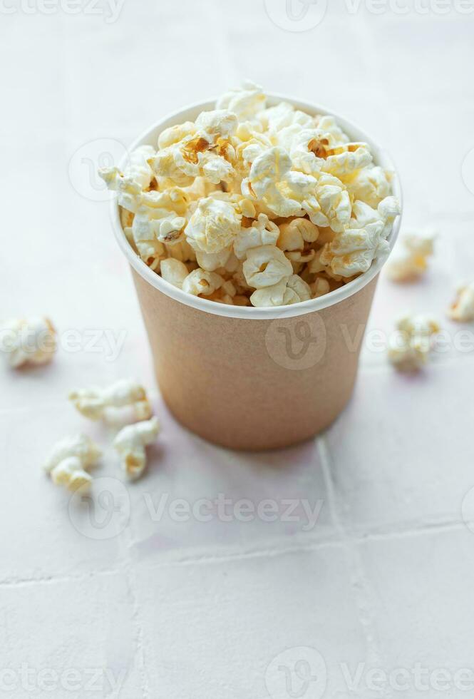 popcorn emmer Aan wit achtergrond foto