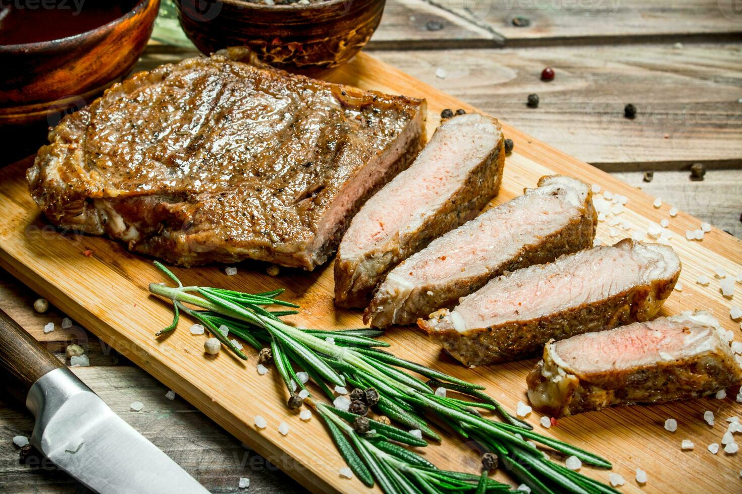 gegrild rundvlees steak met specerijen en kruiden. foto