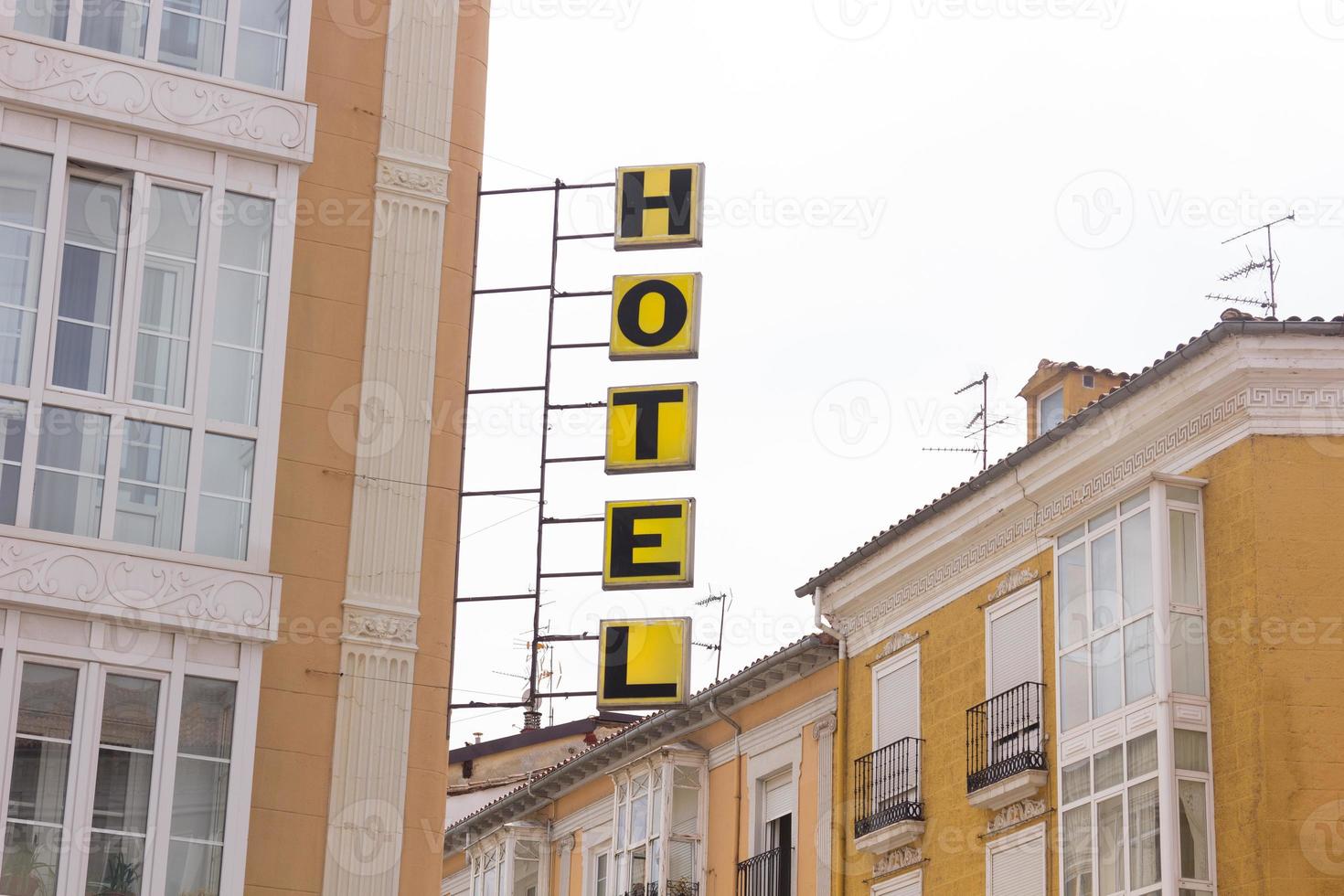 geel bord voor een buitenhotel uithangbord foto