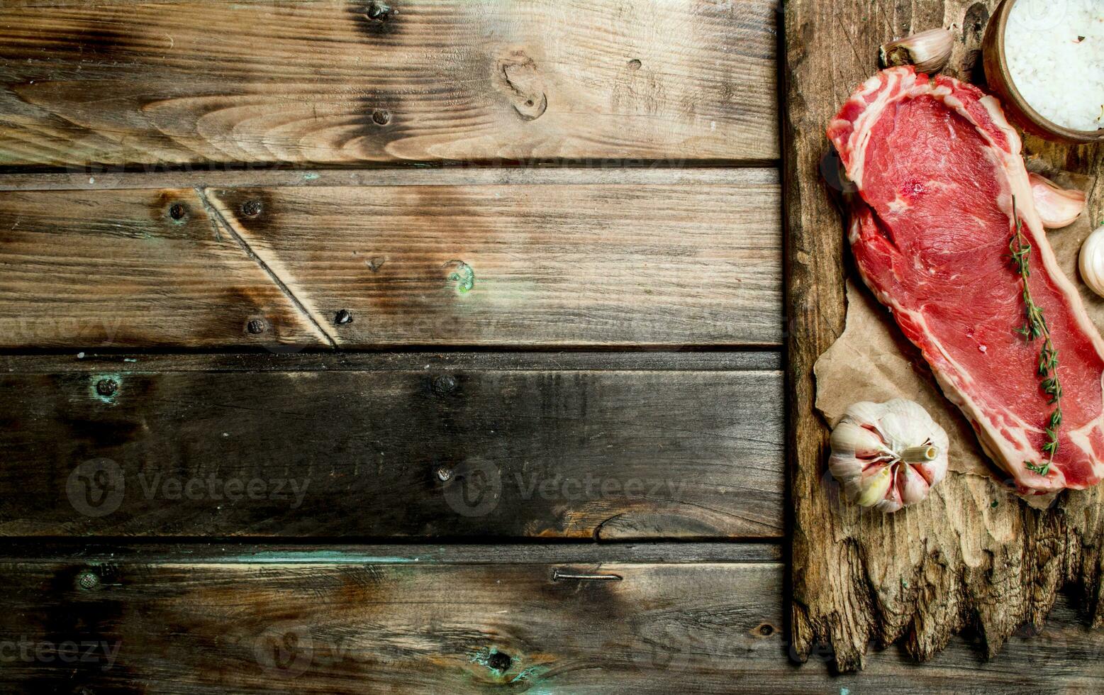 rauw rundvlees steak met zout en knoflook. foto