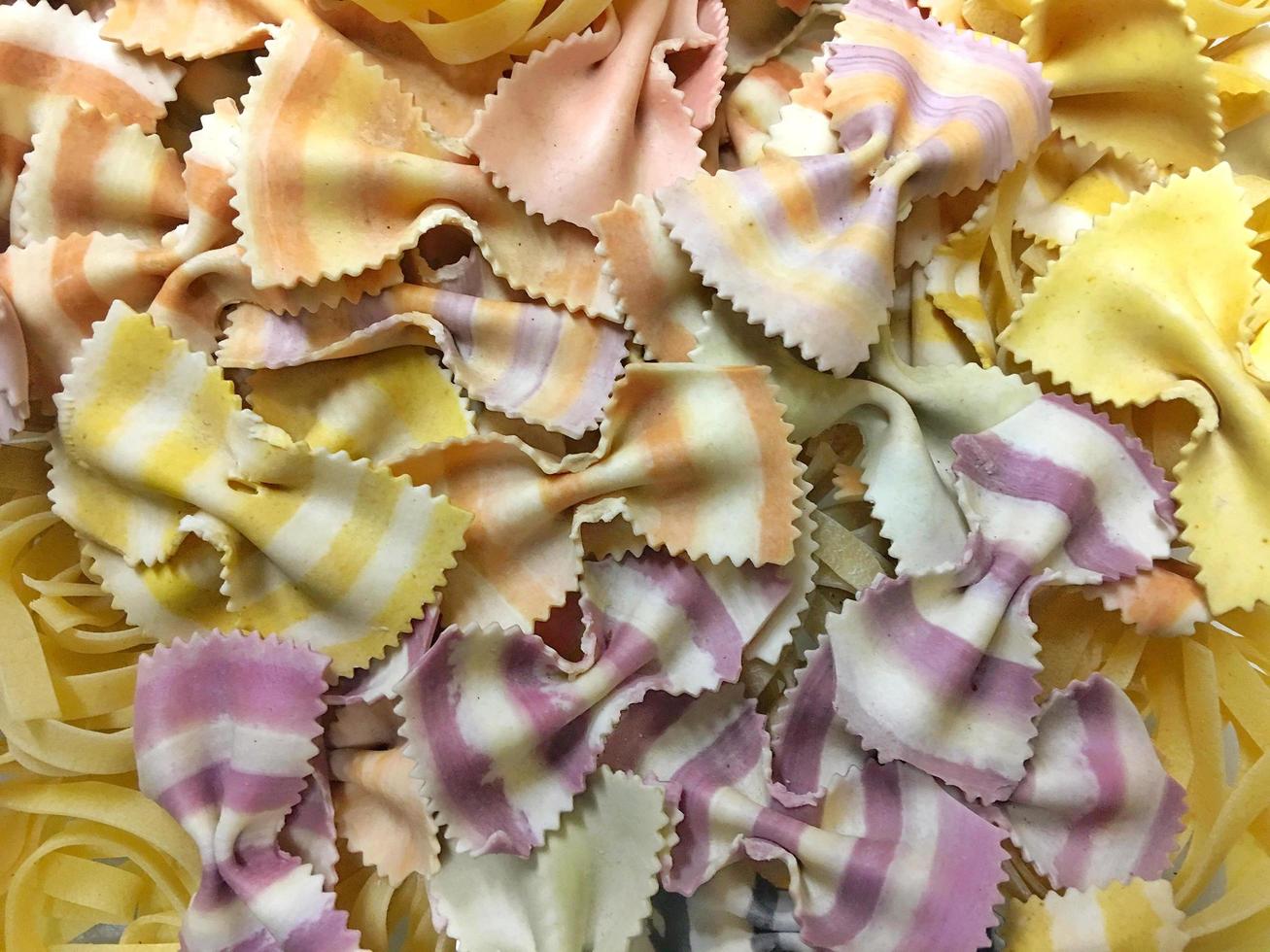 italiaanse macaroni pasta ongekookt rauw voedsel foto