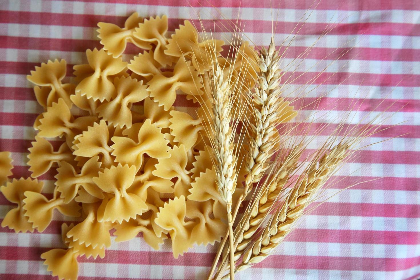 italiaanse macaroni pasta ongekookt rauw voedsel foto