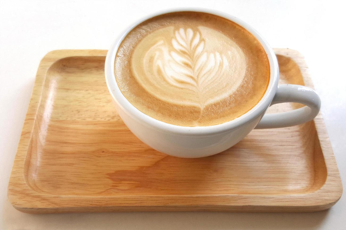 bovenaanzicht van een mok latte art koffie. foto