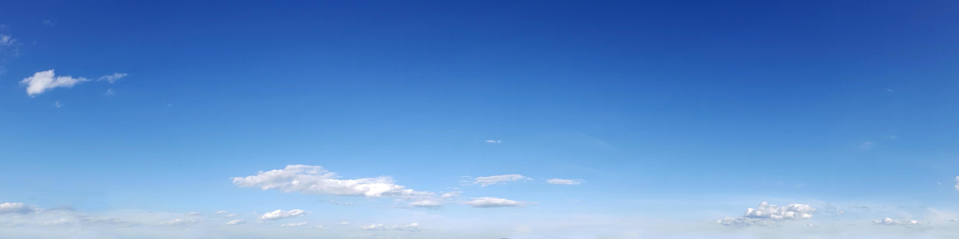 levendige kleuren panoramische hemel met wolk op een zonnige dag. foto