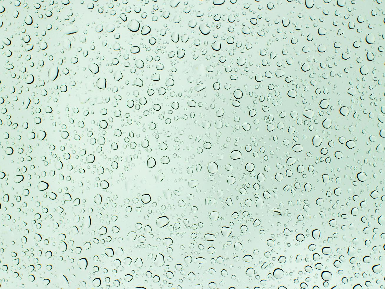 regendruppel op glazen oppervlak. foto