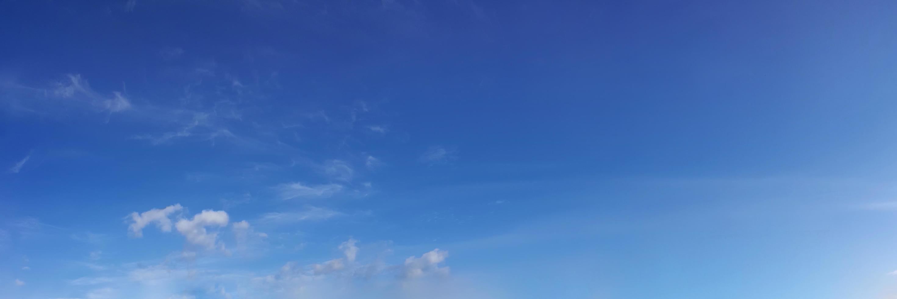 panoramische hemel met wolk op een zonnige dag. foto