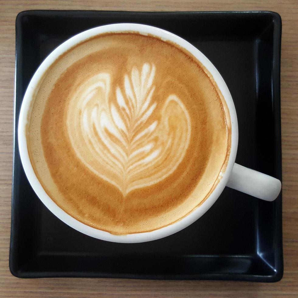 bovenaanzicht van een mok latte art koffie. foto