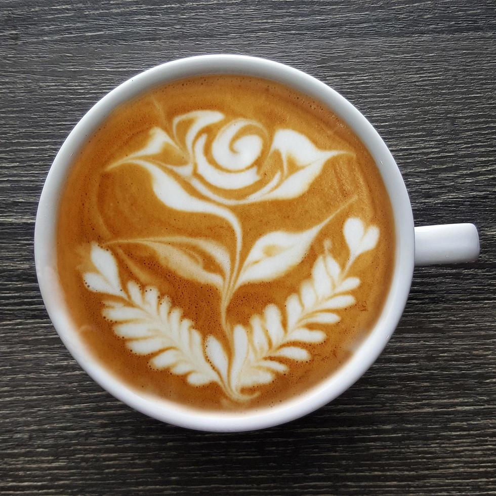 bovenaanzicht van een mok latte art koffie. foto