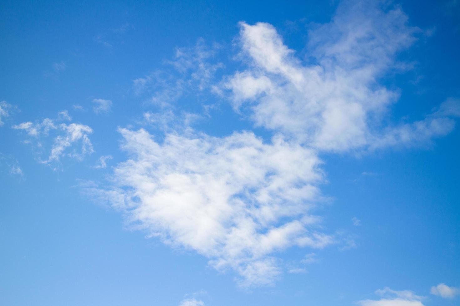 hemel met wolk op een zonnige dag. foto