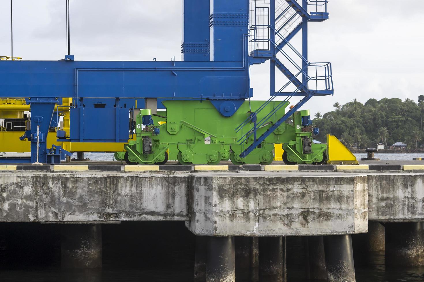 gigantische kadekraan op de havenwerf foto