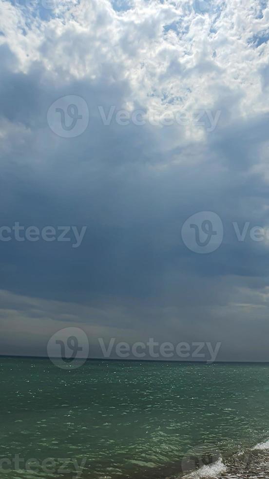 zeegezicht. azuurblauwe kleur van water, golven schuimend op de kust. foto