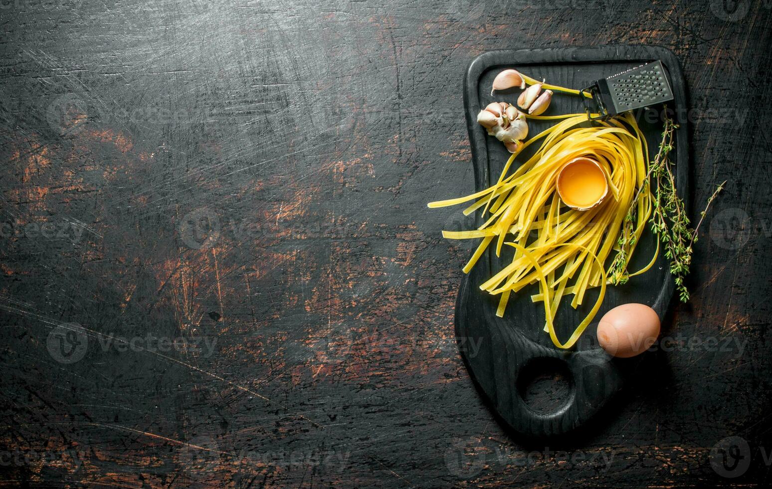 rauw pasta eigengemaakt met knoflook, eieren en tijm. foto