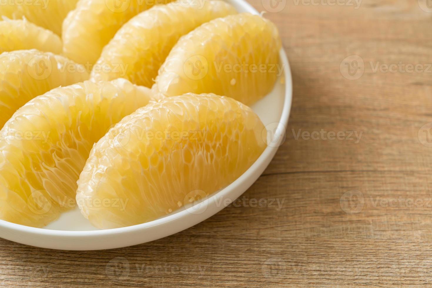 verse gepelde pomelo, grapefruit of shaddock foto