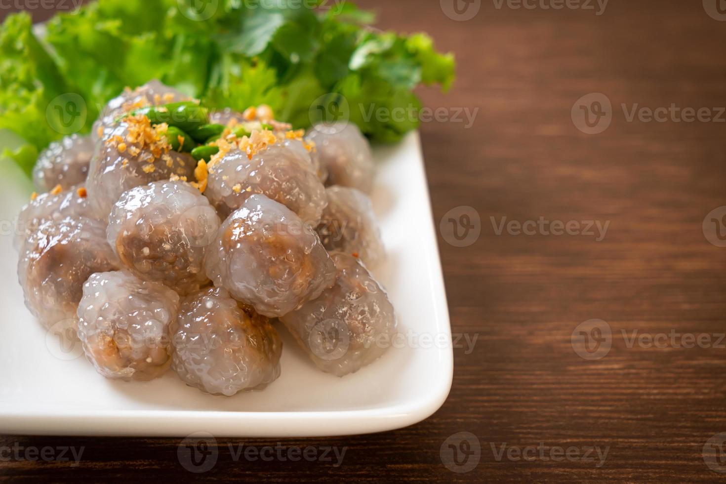 gestoomde tapioca dumplings met varkensvlees foto