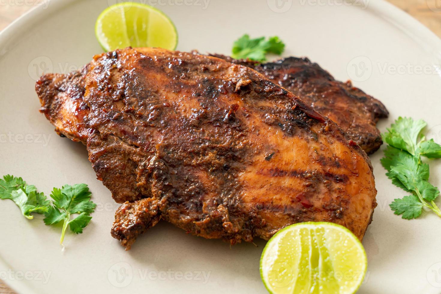 pittige gegrilde jamaicaanse jerk chicken - jamaicaans eten foto