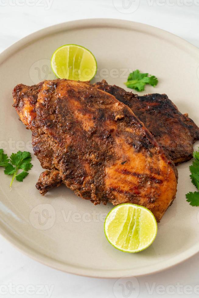 pittige gegrilde jamaicaanse jerk chicken - jamaicaans eten foto